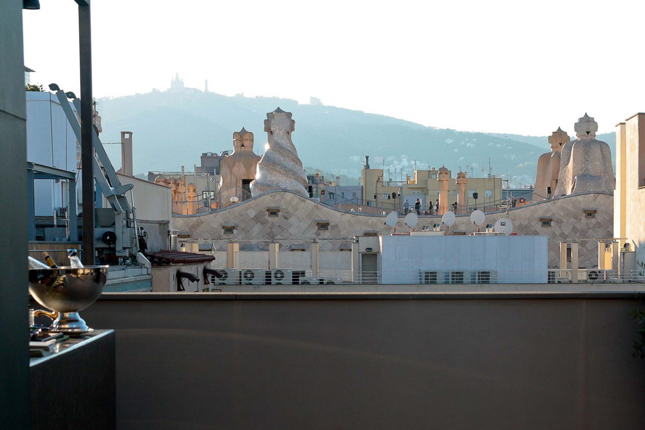 Atardecer en la terraza del hotel AlmaBarcelona con vistas a la Pedrera d'Antoni Gaudí y Tibidabo.