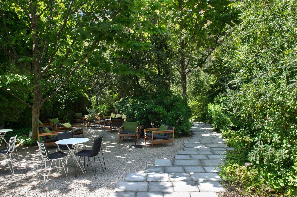jardin en el hotel alma barcelona