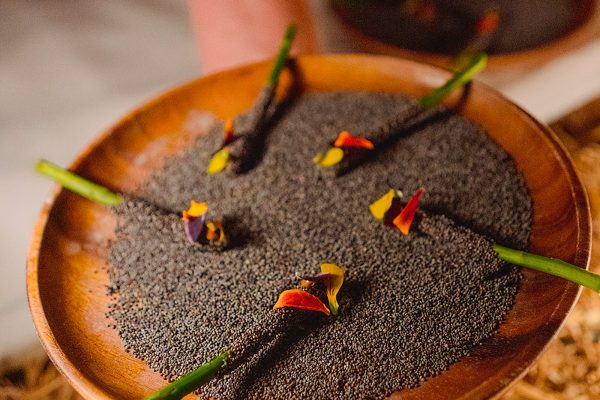 Espárragos silvestres, chocolate y semillas de amapola