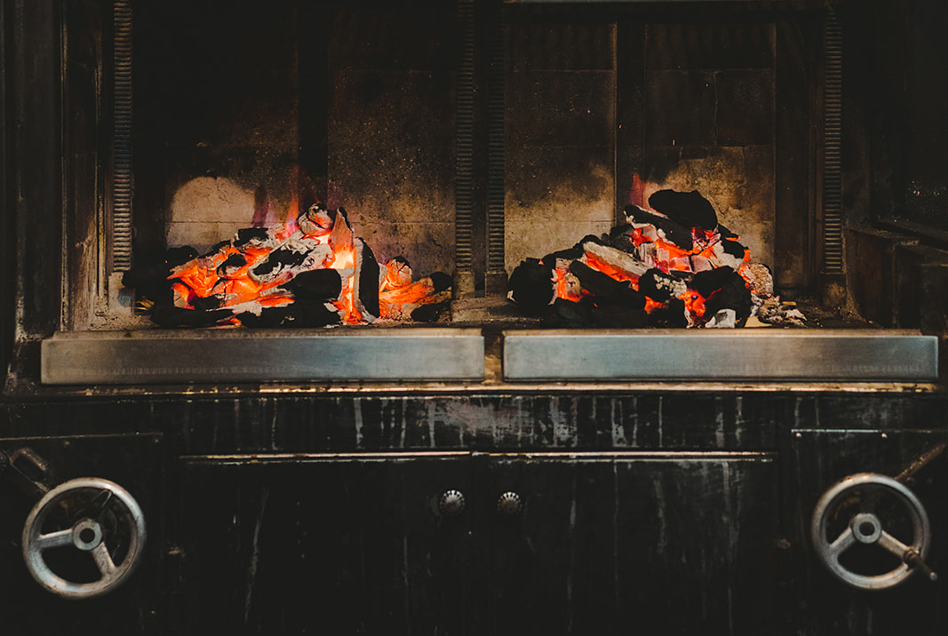 Horno con brasas del restaurante Alma en Pamplona
